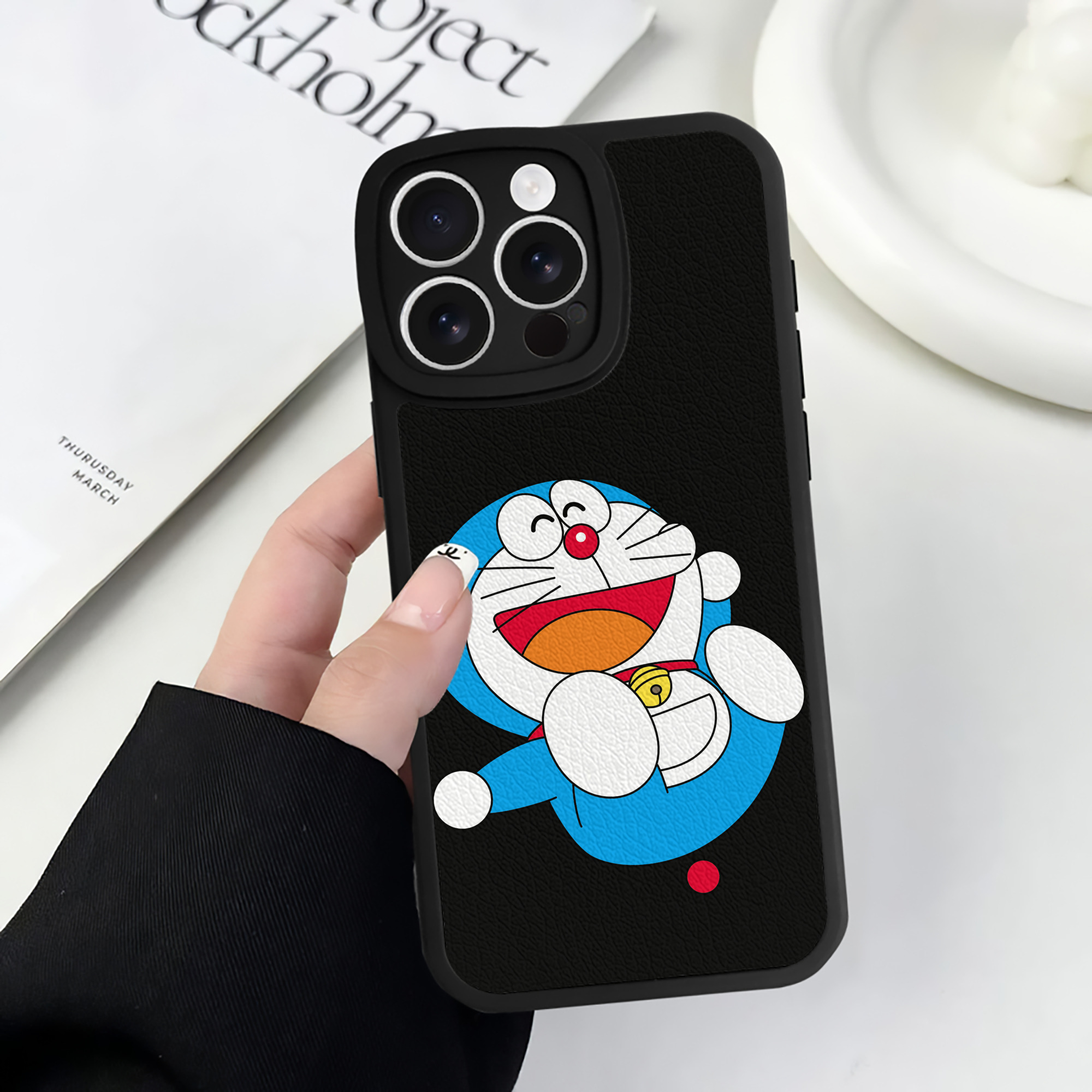 （画像用） ドラえもん Doraemon 【iPhone 16シリーズ対応】シリコンスマホケース（レザー調） 材質：シリコン